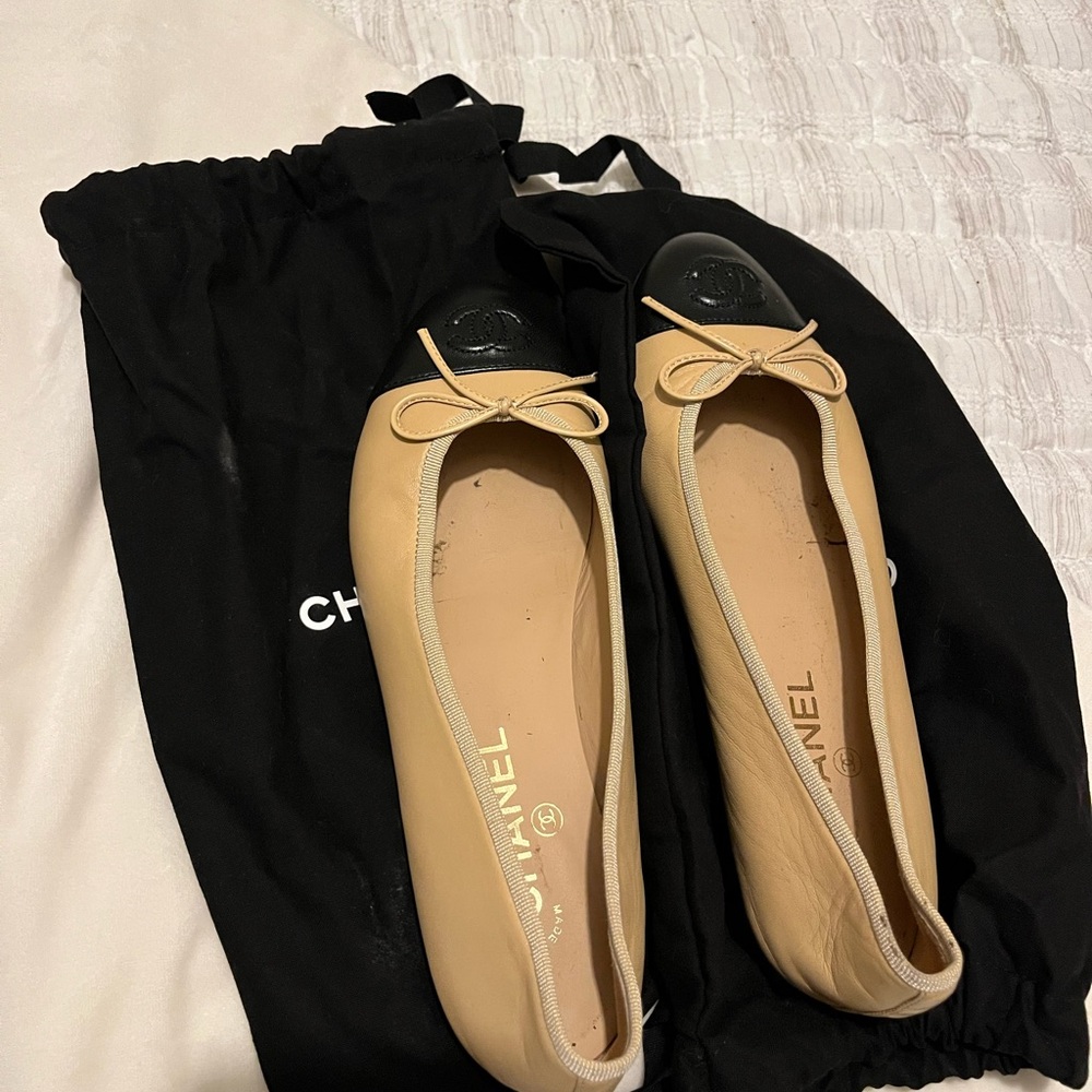 CHANEL Beige and Black Cap Toe Leather Ballet Flats